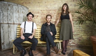 Οι Lumineers, το "Blue Christmas" και τα …τροπικά δάση (audio)