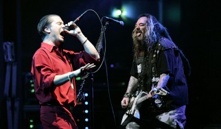 O Mike Patton στη σκηνή με τα αδέλφια Cavalera