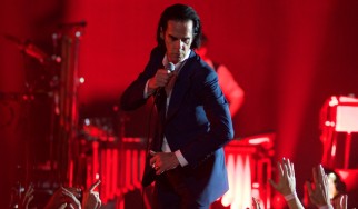 O Nick Cave καλεί κόσμο στη σκηνή για το "Stagger Lee"