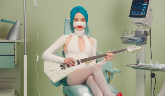 Η St. Vincent κάνει …πλαστική (video)