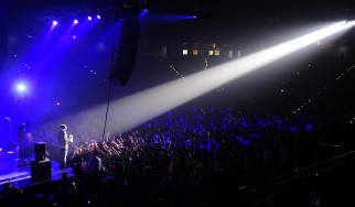 Πρόταση γάμου σε rock συναυλία καταλήγει σε… φιάσκο (video)