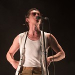 Οι Arctic Monkeys διασκευάζουν Elvis Costello από σκηνής (video) 