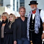 Ο Lindsey Buckingham μηνύει τους Fleetwood Mac