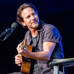 Οι Pearl Jam και ο Jack White διασκευάζουν Neil Young