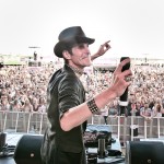 Ο Perry Farrell των Jane’s Addiction στη σκηνή των Pearl Jam