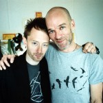 O Thom Yorke τραγουδάει με τους R.E.M.