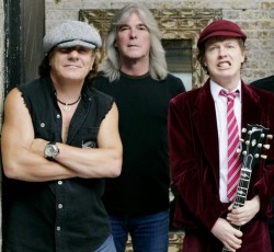 Ο Cliff Williams και η …ρυθμική κιθάρα του Malcolm Young στο νέο άλμπουμ των AC/DC 
