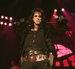 Ο Alice Cooper σε μια «παραφυσική βραδιά» στο Παρίσι
