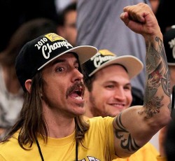 O Anthony Kiedis αποβάλλεται από αγώνα των Los Angeles Lakers 