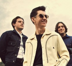 H επιστροφη των Arctic Monkeys... 