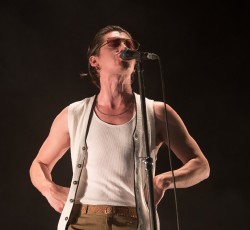 Οι Arctic Monkeys διασκευάζουν Elvis Costello από σκηνής (video)  