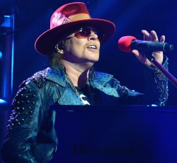 To είδος μουσικής που θα ήθελε να ασχοληθεί ο Axl Rose στο μέλλον...