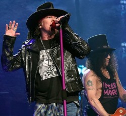 Ο Axl Rose τραγουδάει το "Happy Birthday" στον Slash (video) 
