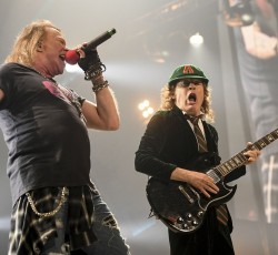 Ετοιμάζει, τελικά, ο Angus Young νέο AC/DC δίσκο με τον Axl Rose; 