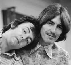 Μια ακουστική version του "While My Guitar Gently Weeps" των Beatles