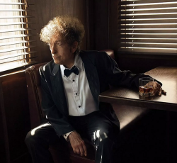 O Bob Dylan στο τσίρκο με ένα μπουκάλι ουίσκι ανά χείρας 