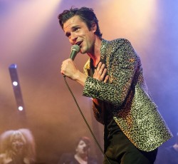 Οι Killers διασκευάζουν το "Wonderwall" των Oasis 