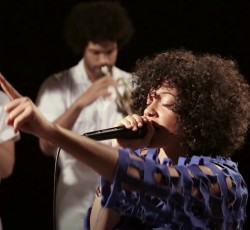 Μπάντα με χάλκινα διασκευάζει Tool 