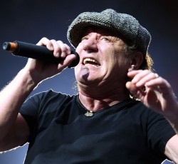 Ο Brian Johnson διασκευάζει το "Route 66" 