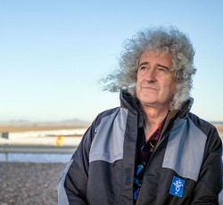 Ένα ταξίδι στο φεγγάρι παρέα με τον Brian May 