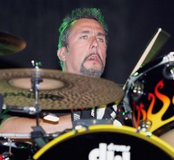 Νεκρός ο ντράμερ των Cracker και των Social Distortion 