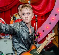 Νεκρός ο frontman των Amazing Snakeheads, Dale Barclay 