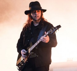 Ο Daron Malakian διασκευάζει Σταμάτη Κόκκοτα! 