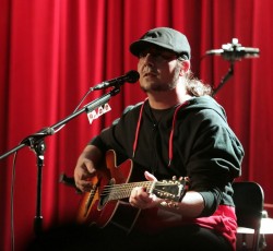 Ο Daron Malakian διασκευάζει System Of A Down σε ακουστικό σετ