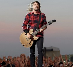 Ο Dave Grohl πέφτει από τη σκηνή ξεγελώντας, αυτή τη φορά, το κοινό 