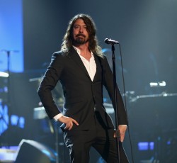 Ο Dave Grohl χάνει -και αυτός- την φωνή του 