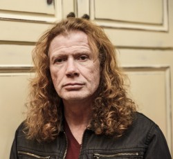 Ο Dave Mustaine με μια κιθάρα στις ...σκάλες ενός ξενοδοχείου 
