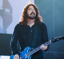 Ο Dave Grohl διασκευάζει Adele  
