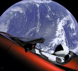 Ρουκέτα εκτοξεύει αυτοκίνητο στο διάστημα υπό τους ήχους του "Life Οn Mars?" του David Bowie 