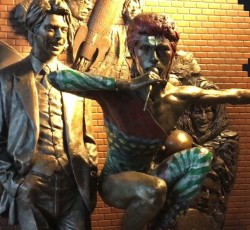 Άγνωστοι βανδάλισαν άγαλμα του David Bowie  