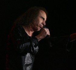 Το ολόγραμμα του Ronnie James Dio βγαίνει σε περιοδεία 