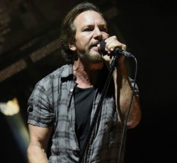 O Eddie Vedder τζαμάρει με τον Mike Campbell σε μια… τουαλέτα 