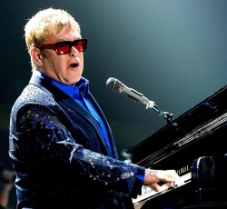 O Elton John εγκαταλείπει τη σκηνή λέγοντας σε fan να πάει να γαμ… 