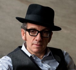 Ο Elvis Costello ερμηνεύει Johnny Cash 