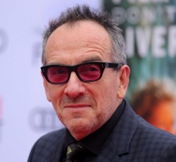 Ο Elvis Costello ακυρώνει εμφανίσεις λόγω σπάνιας μορφής επιθετικού καρκίνου 