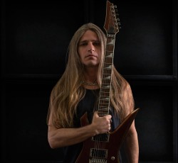 Αυτός είναι ο νέος κιθαρίστας των Manowar 