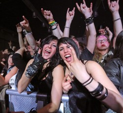 Οι fans του heavy metal, το mosh pit και οι απομακρυσμένες φυλές της Νέας Γουινέας 