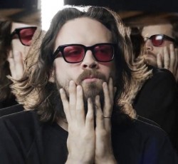 Το «σουρεαλιστικό ξενοδοχείο» του Father John Misty