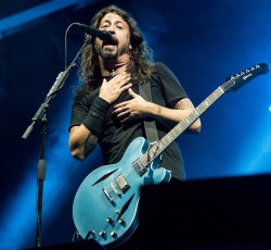 Ένας …γάμος κατά τη διάρκεια συναυλίας των Foo Fighters (video) 