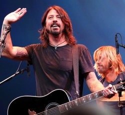 Οι Foo Fighters τραγουδούν John Lennon και Van Halen