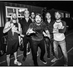 Οι Foo Fighters προσκαλούν φαν των Kiss στη σκηνή (video)