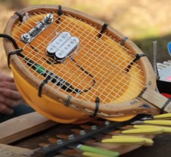 Μια ρακέτα, μια γραφομηχανή, μερικά μαχαίρια και …"Foxy Lady" (video) 