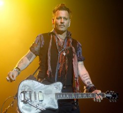 Οι Hollywood Vampires διασκευάζουν Bowie με τον Johnny Depp στα φωνητικά 