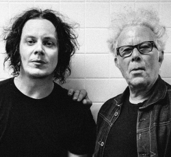 Ο Tom Waits «ορκίζει» μουσικούς και κλέβει το ρολόι του Jack White 