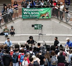 Live εμφάνιση-έκπληξη του Jack White σε σχολείο της Washington (video) 