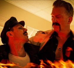 Ο Jake Shears των Scissor Sisters και ο Josh Homme …μπλέκουν τα μουστάκια τους
